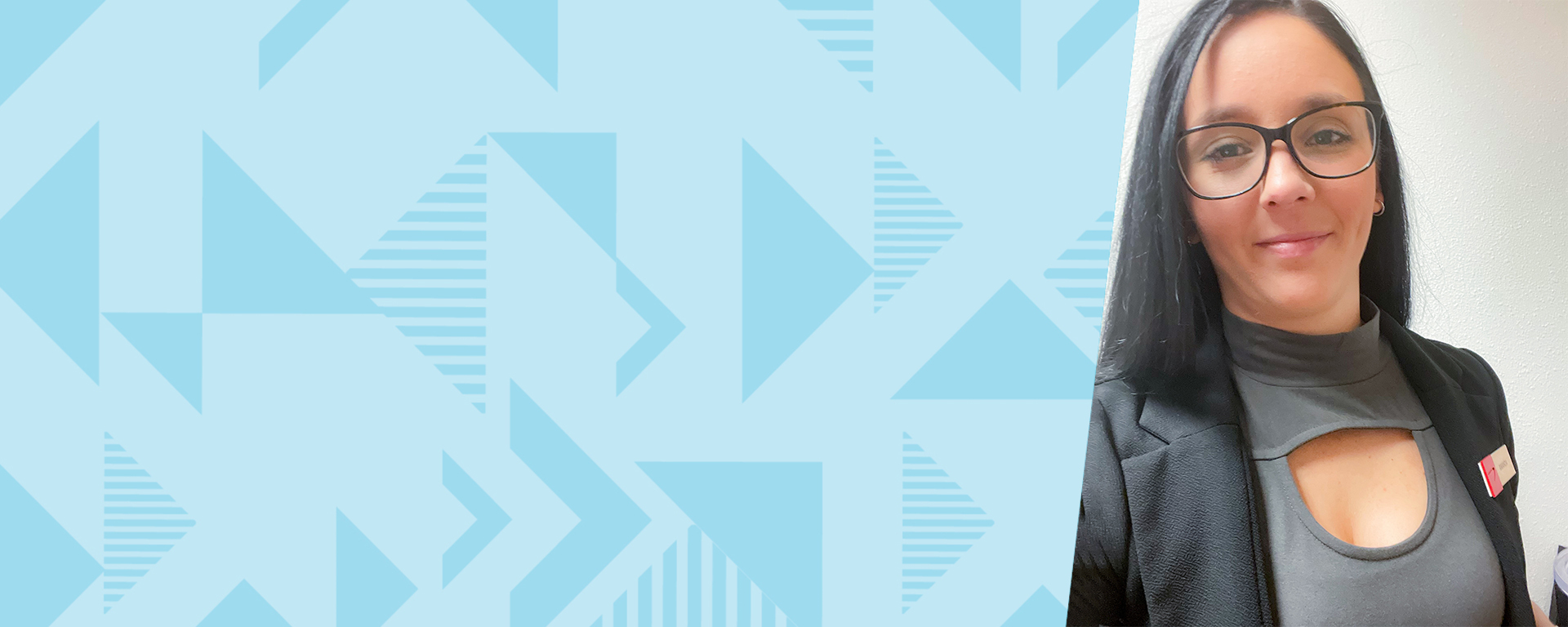 Image of Capital One associate Amanda next to a two-toned blue triangular background